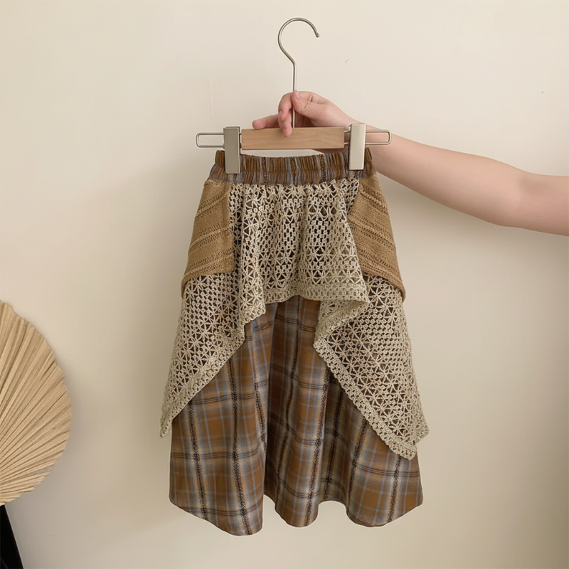 TinyTrends – Styl boho chic i uroczy – szydełkowany top z plisowaną spódnicą w kratkę