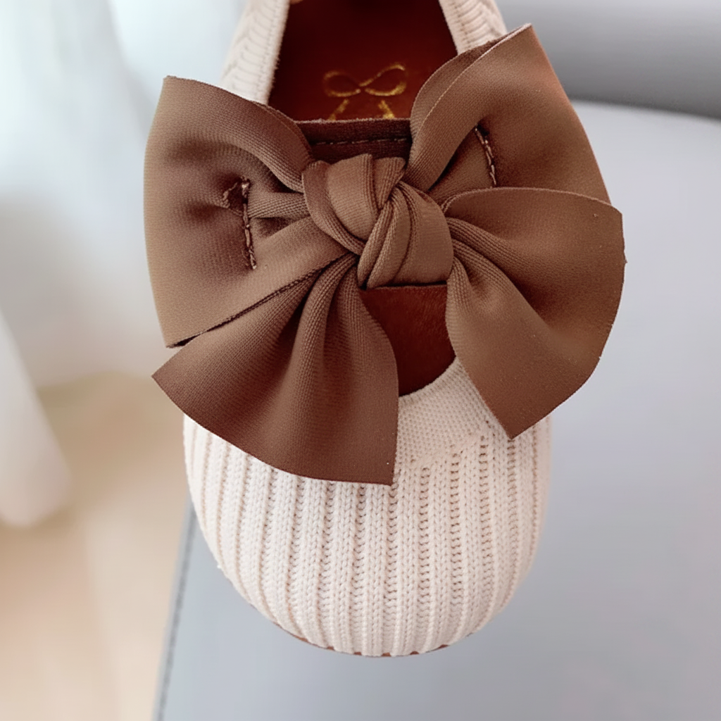 SweetBow – Słodkie i praktyczne – dzianinowe buciki dla niemowląt z motylkową kokardką