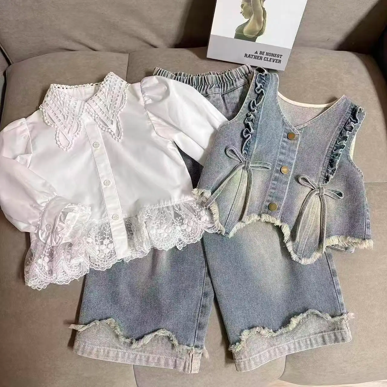 DenimBelle – Modny i uroczy – 3-częściowy zestaw dziecięcy z dżinsu