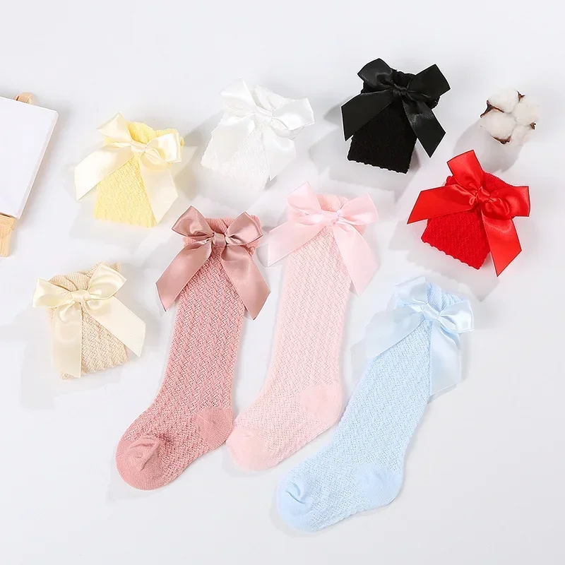 LittleCharm – Delikatne i eleganckie – dziewczęce podkolanówki z kokardką