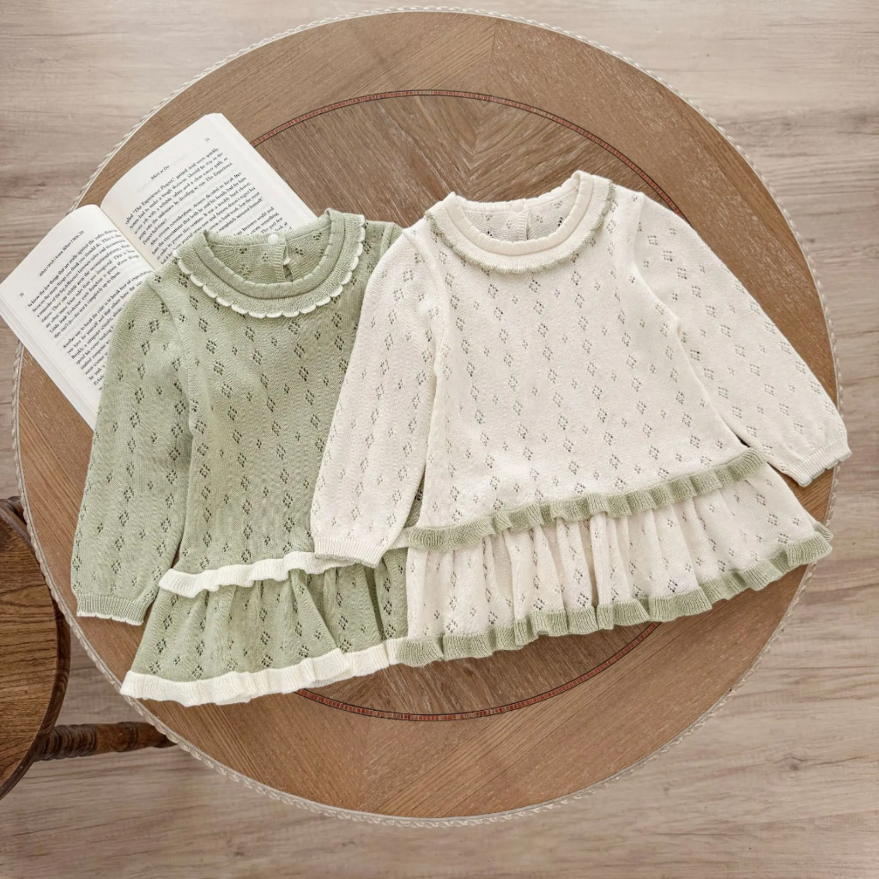 MiniBelle – Elegancka i delikatna – dzianinowa sukienka dla niemowląt z falbanką