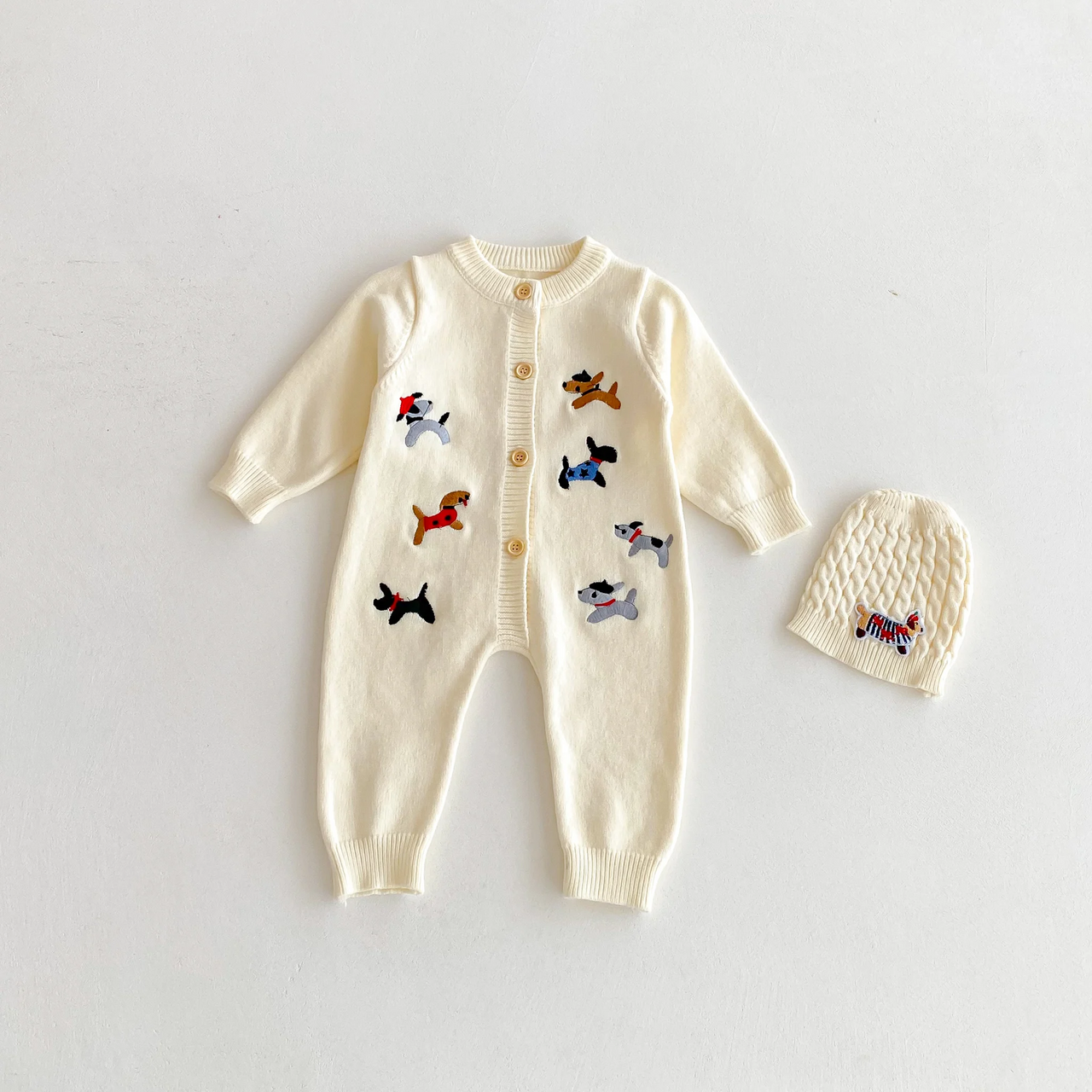 PlayfulKnit – Delikatny i uroczy – dzianinowy kombinezon dla niemowląt z nadrukiem psów