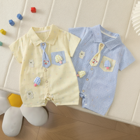 Thumbnail for KiddoStyle – Uroczy i miękki – dziecięcy kombinezon z krawatem i naszywką