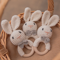 Thumbnail for CuddleRattle – Delikatna i zabawna – szydełkowa grzechotka dla niemowląt z drewnianym kółkiem
