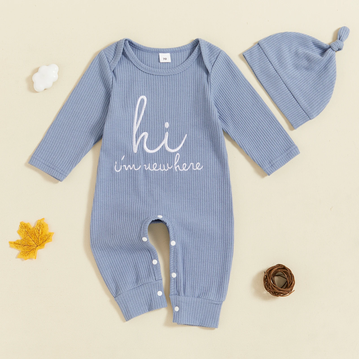 CuddleBaby – Cześć, jestem tu nowa – zestaw składający się z kombinezonu dla niemowląt i czapeczki