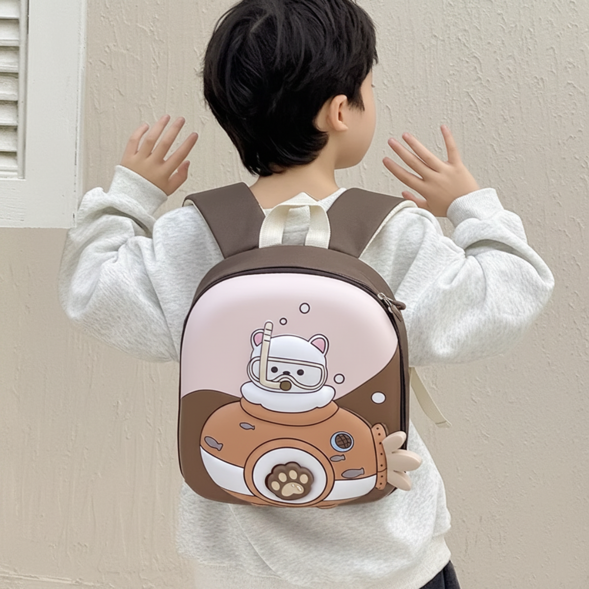 KiddoPack – Uroczy i praktyczny – plecak dziecięcy z świecącą nóżką