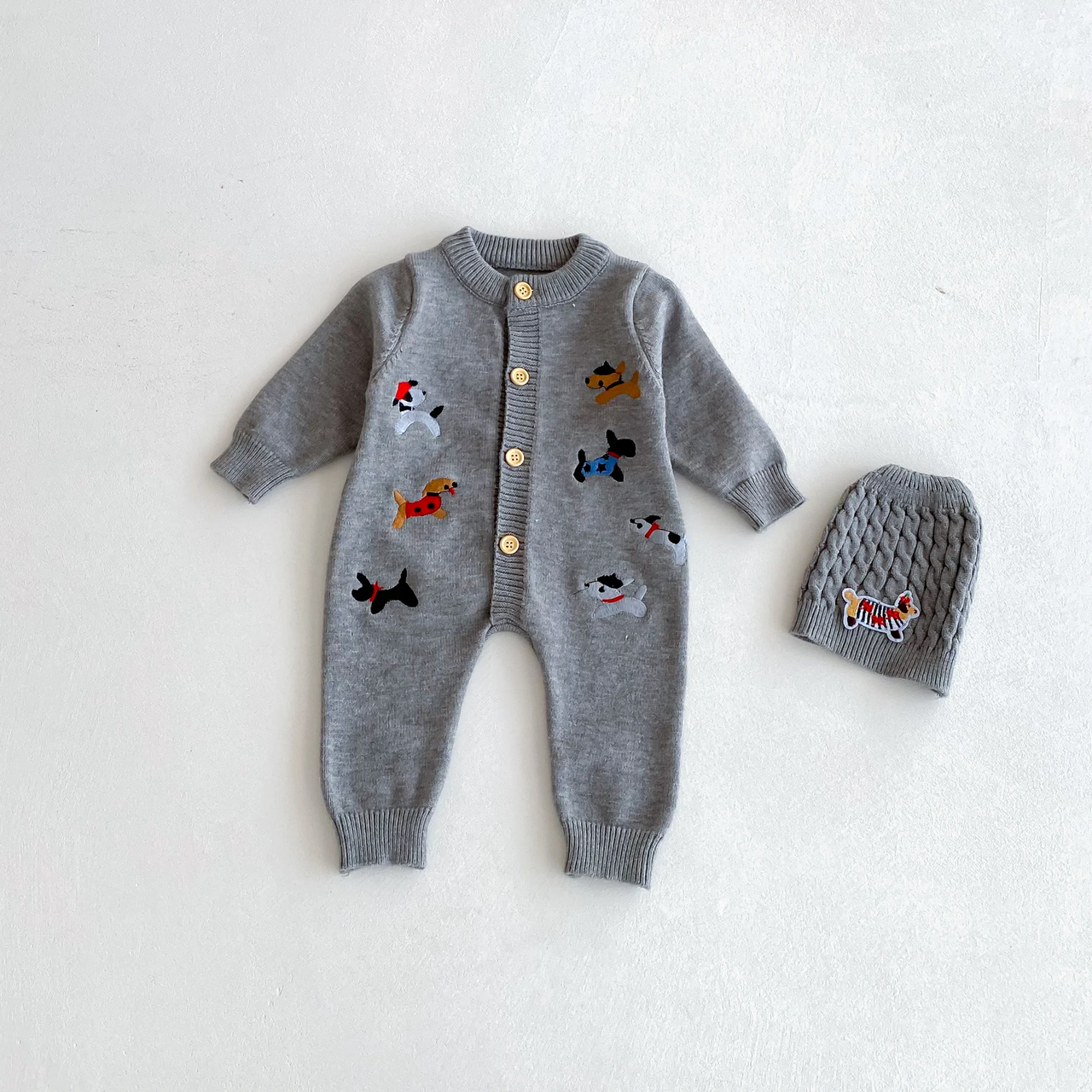 PlayfulKnit – Delikatny i uroczy – dzianinowy kombinezon dla niemowląt z nadrukiem psów