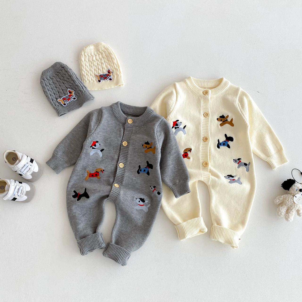 PlayfulKnit – Delikatny i uroczy – dzianinowy kombinezon dla niemowląt z nadrukiem psów