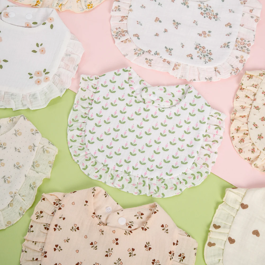 BabyBloom – Urocze i wygodne – śliniaczek dla niemowląt z falbaną