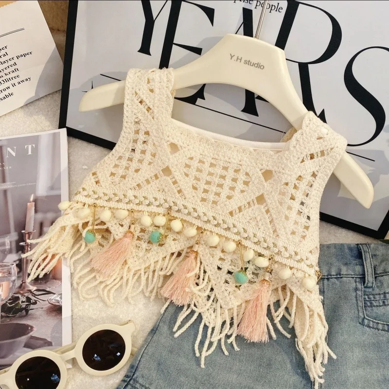 MiniChic – Stylowy i wygodny – zestaw składający się z bluzki w stylu boho i dżinsowych szortów