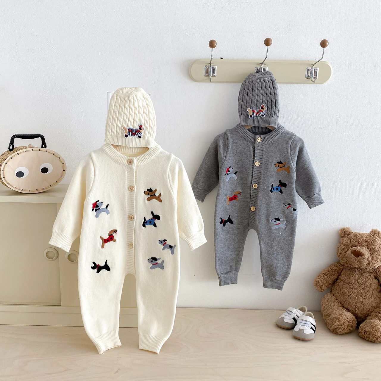 PlayfulKnit – Delikatny i uroczy – dzianinowy kombinezon dla niemowląt z nadrukiem psów