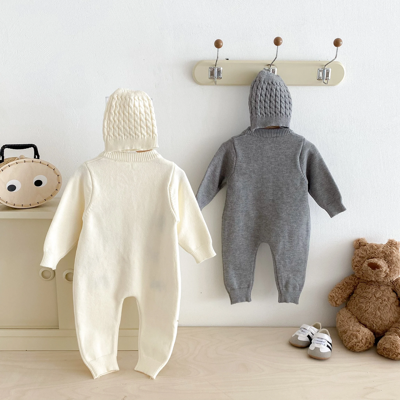 PlayfulKnit – Delikatny i uroczy – dzianinowy kombinezon dla niemowląt z nadrukiem psów
