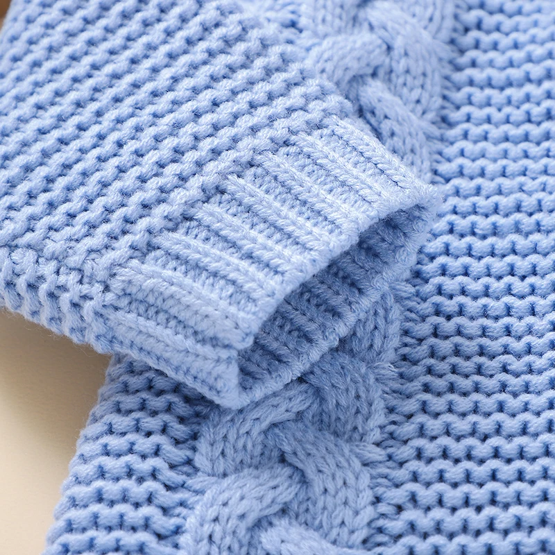 SoftKnit – Ciepły i uroczy – dzianinowy kombinezon dla niemowląt z kapturem