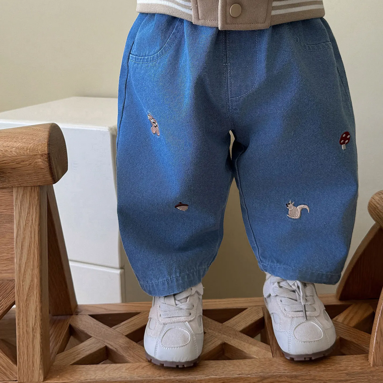 LittlePatch – Miękkie i wygodne – spodnie dziecięce z haftowanymi detalami