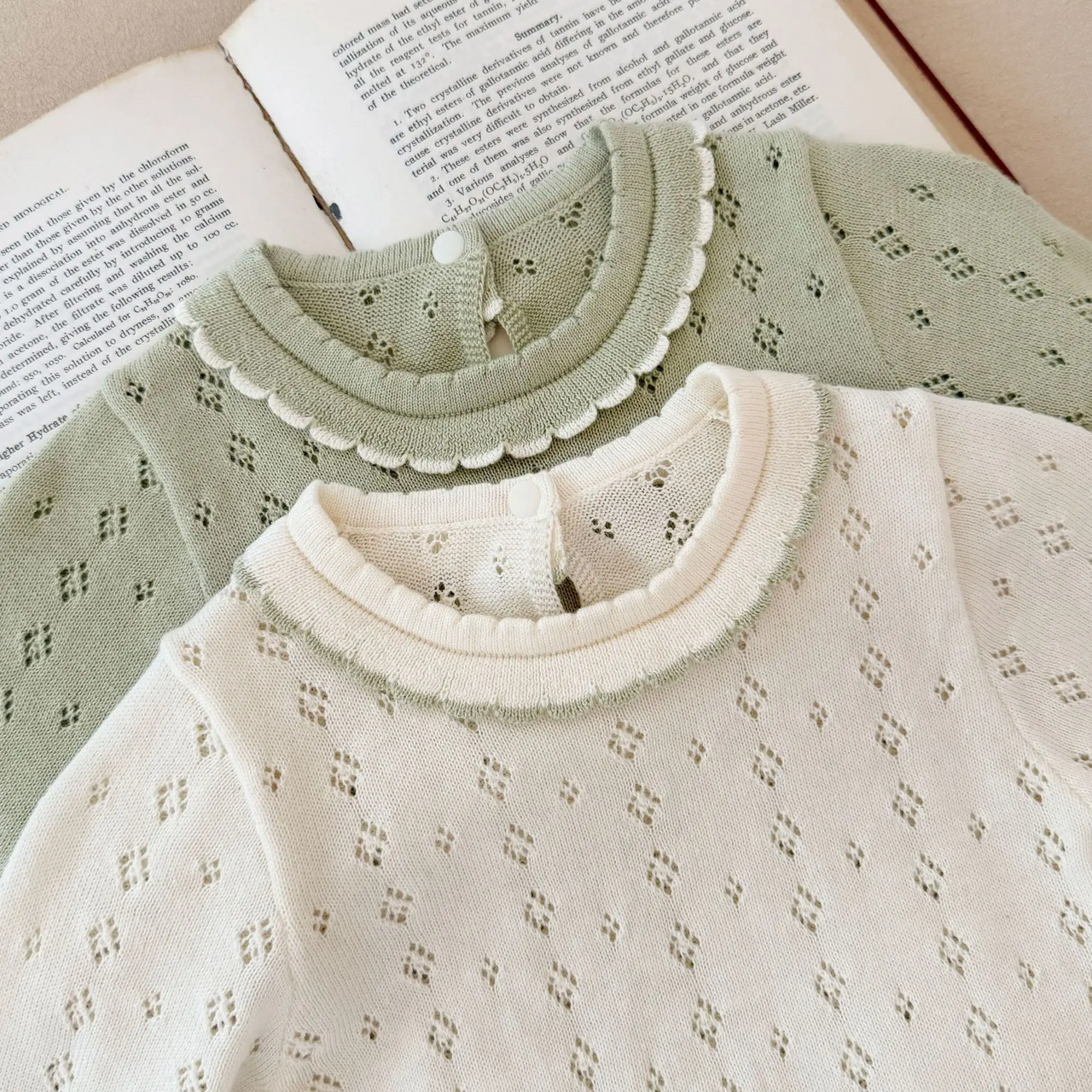 MiniBelle – Elegancka i delikatna – dzianinowa sukienka dla niemowląt z falbanką