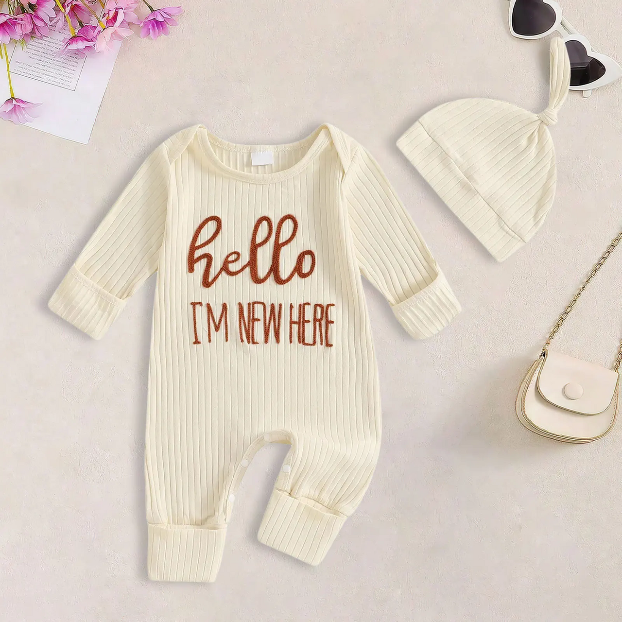 CuddleBaby – Cześć, jestem tu nowa – zestaw składający się z kombinezonu dla niemowląt i czapeczki