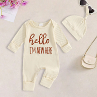 Thumbnail for CuddleBaby – Cześć, jestem tu nowa – zestaw składający się z kombinezonu dla niemowląt i czapeczki