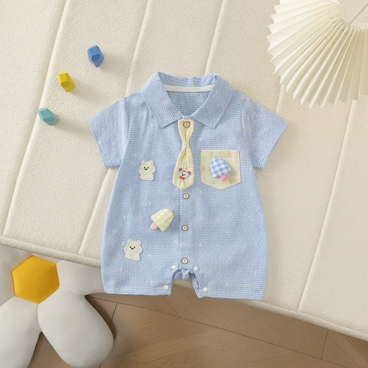 KiddoStyle – Uroczy i miękki – dziecięcy kombinezon z krawatem i naszywką
