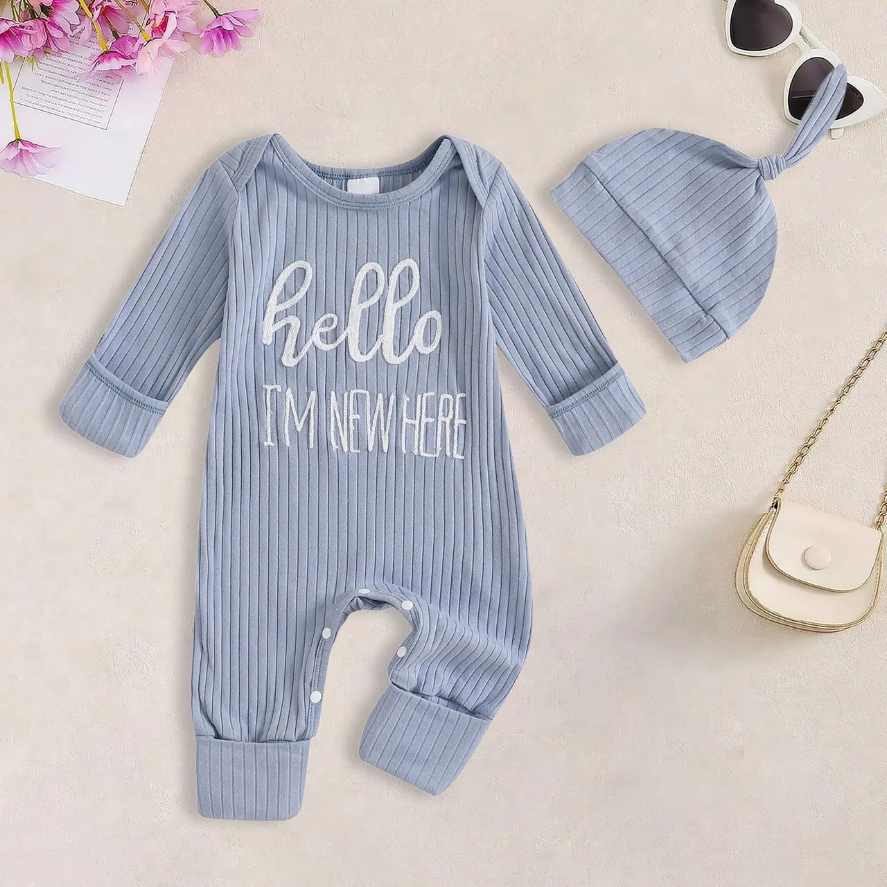 CuddleBaby – Cześć, jestem tu nowa – zestaw składający się z kombinezonu dla niemowląt i czapeczki