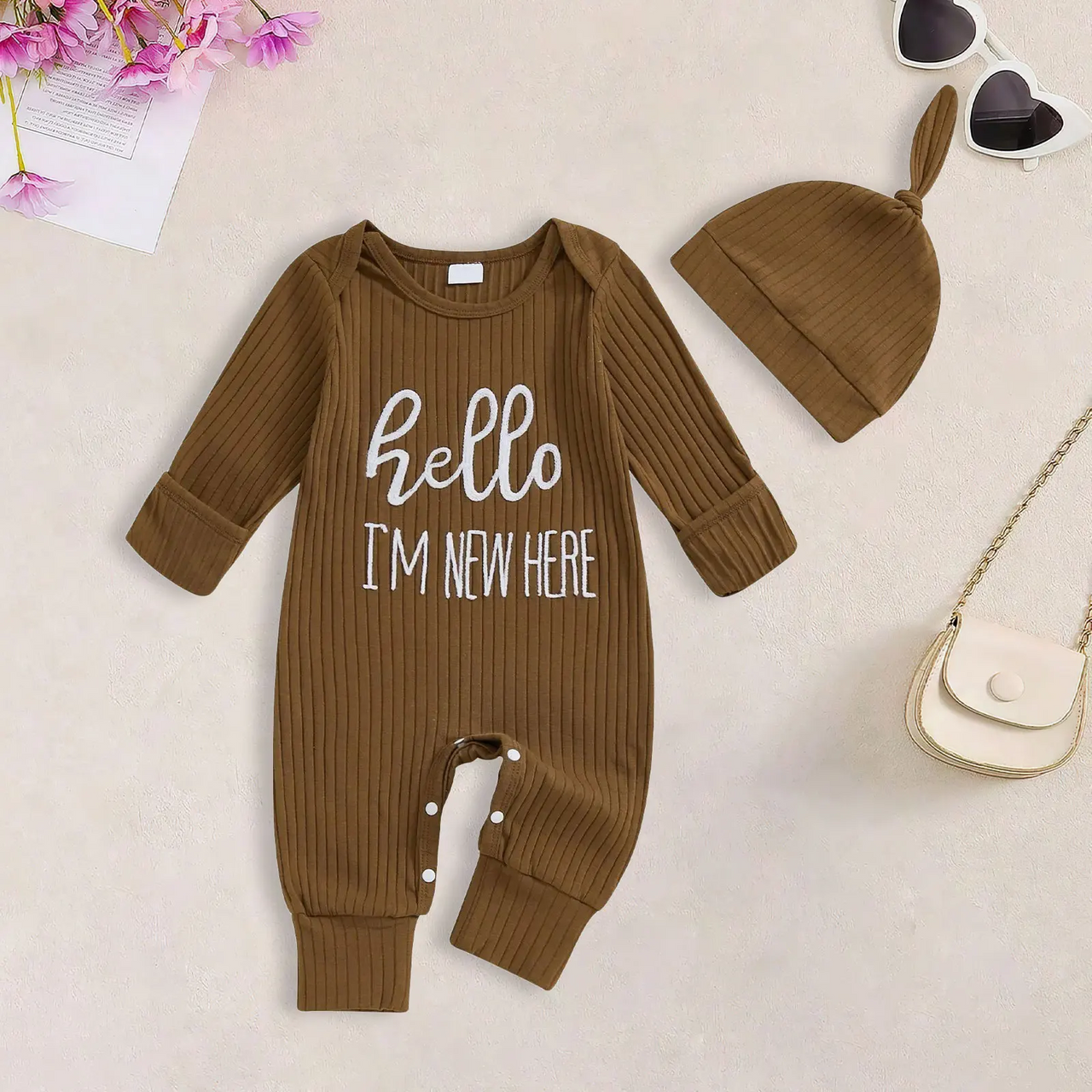CuddleBaby – Cześć, jestem tu nowa – zestaw składający się z kombinezonu dla niemowląt i czapeczki