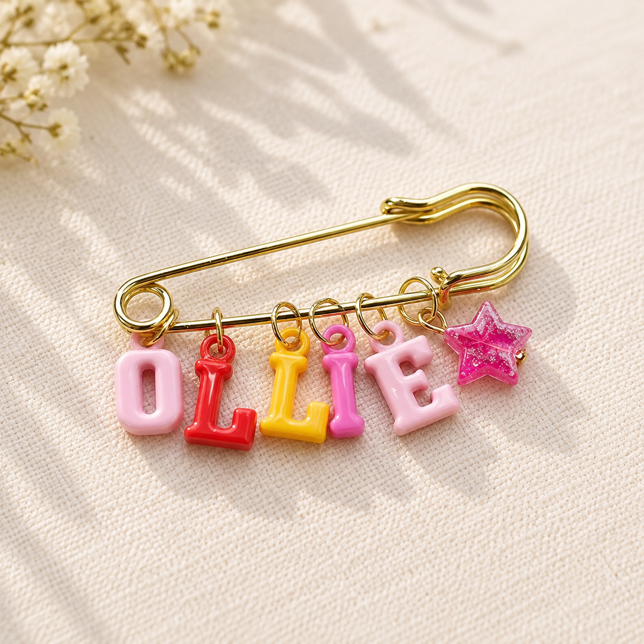 Personalized Charm Pin – Osobista i stylowa – broszka z imieniem