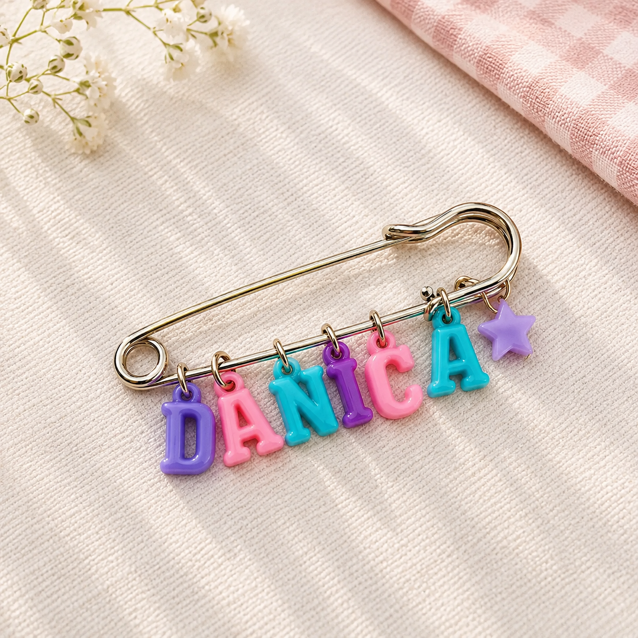 Personalized Charm Pin – Osobista i stylowa – broszka z imieniem