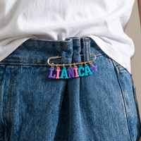 Thumbnail for Personalized Charm Pin – Osobista i stylowa – broszka z imieniem