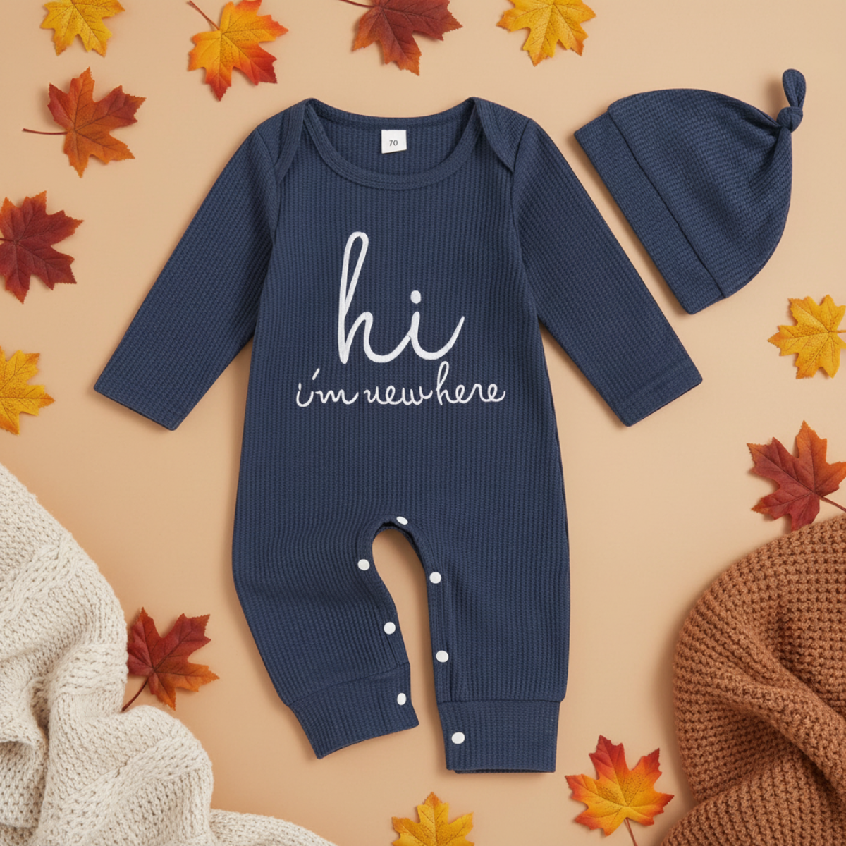 CuddleBaby – Cześć, jestem tu nowa – zestaw składający się z kombinezonu dla niemowląt i czapeczki