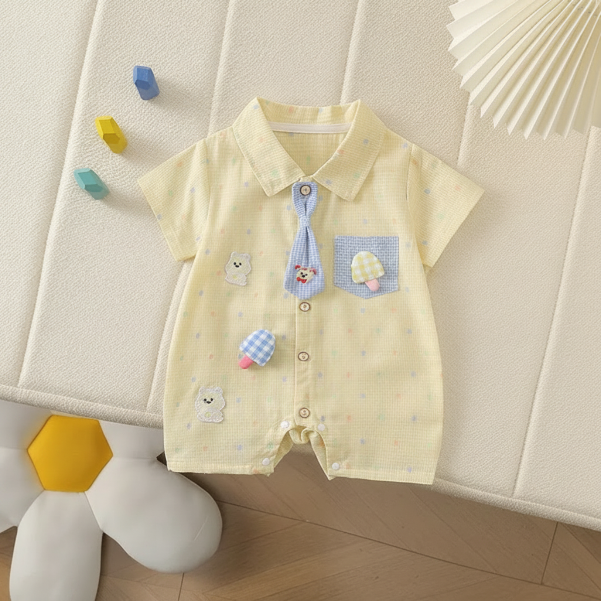 KiddoStyle – Uroczy i miękki – dziecięcy kombinezon z krawatem i naszywką