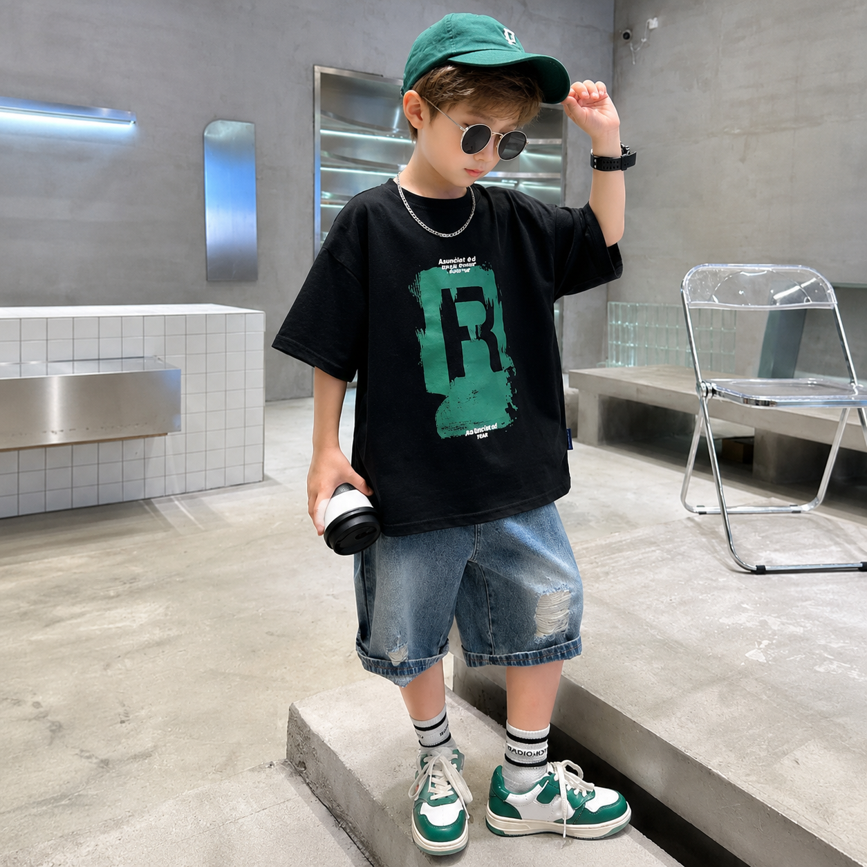 CoolBoys – Stylowy i wygodny – strój dla chłopców z koszulką i dżinsowymi szortami
