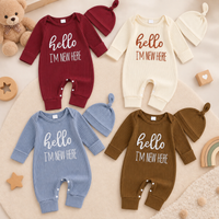 Thumbnail for CuddleBaby – Cześć, jestem tu nowa – zestaw składający się z kombinezonu dla niemowląt i czapeczki