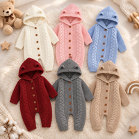 Thumbnail for SoftKnit – Ciepły i uroczy – dzianinowy kombinezon dla niemowląt z kapturem