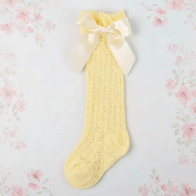 LittleCharm – Delikatne i eleganckie – dziewczęce podkolanówki z kokardką