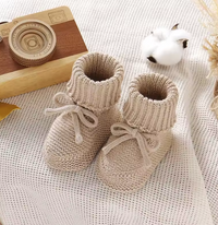 Thumbnail for SnuggleSteps – Ciepłe i miękkie – dzianinowe buciki dla niemowląt