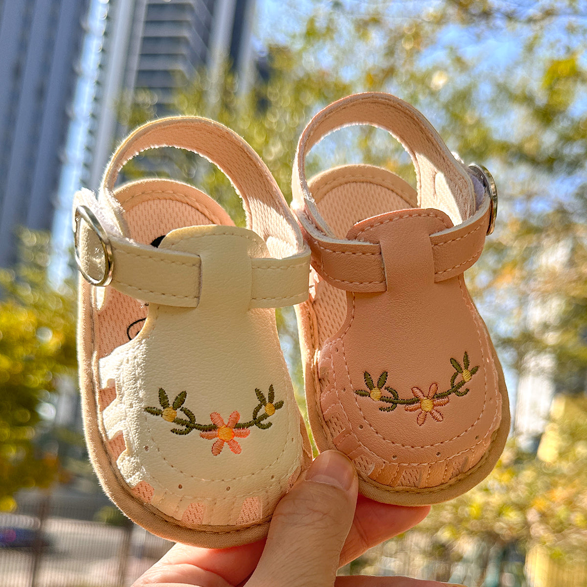 TinyPetals – Komfort i styl – sandałki dla niemowląt z haftem kwiatowym