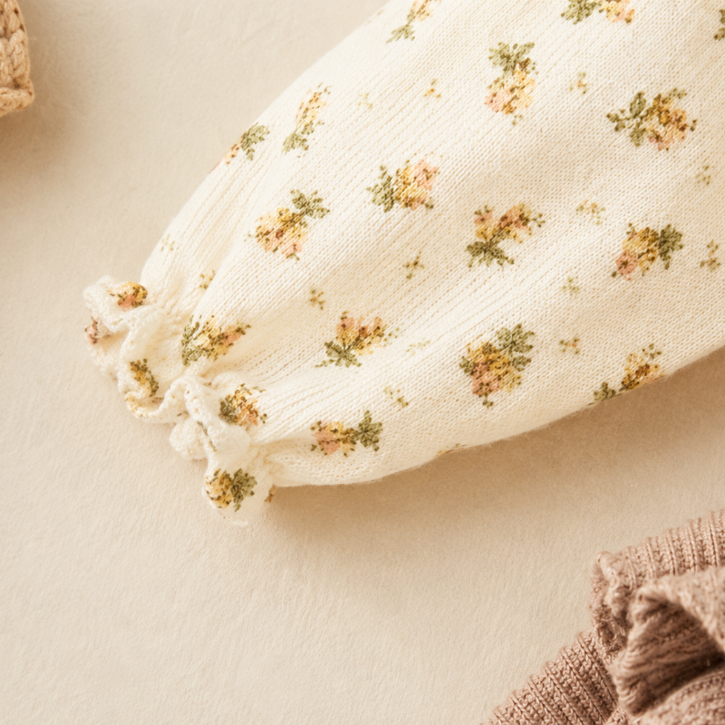 SweetPea – Strój dla dziewczynki z falbanką i kwiatowym wzorem