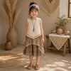 TinyTrends – Styl boho chic i uroczy – szydełkowany top z plisowaną spódnicą w kratkę