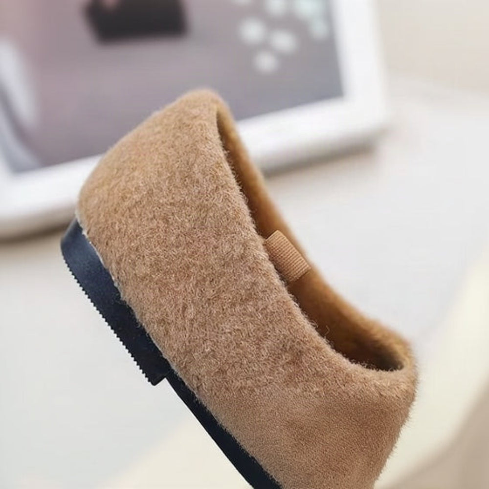 SoftSteps –  Ciepłe i miękkie – dziewczęce buciki z pluszowym pomponem